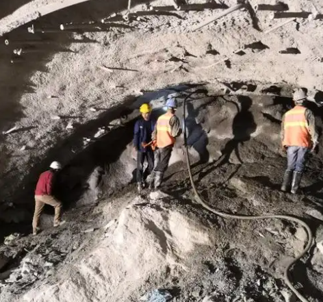 三江拱顶带模注浆料的施工流程及注意事项